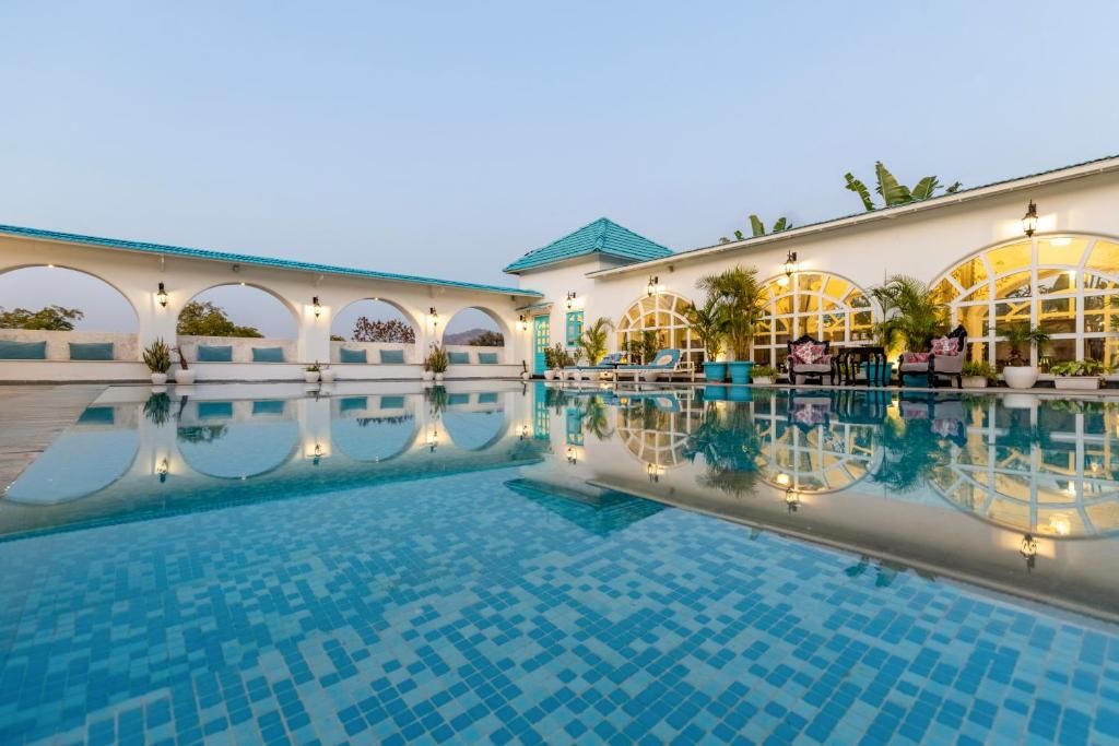 ELIVAAS Queens Town 6 BHK Pet-Friendly Retreat with Pvt Pool